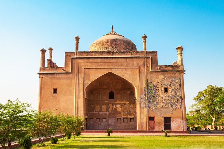 india-agra-top-attractions-places-to-visit-chini-ka-rauza