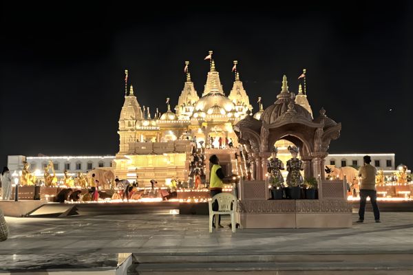 Best Tempo Traveller In Jodhpur group visit to Akshardham Temple