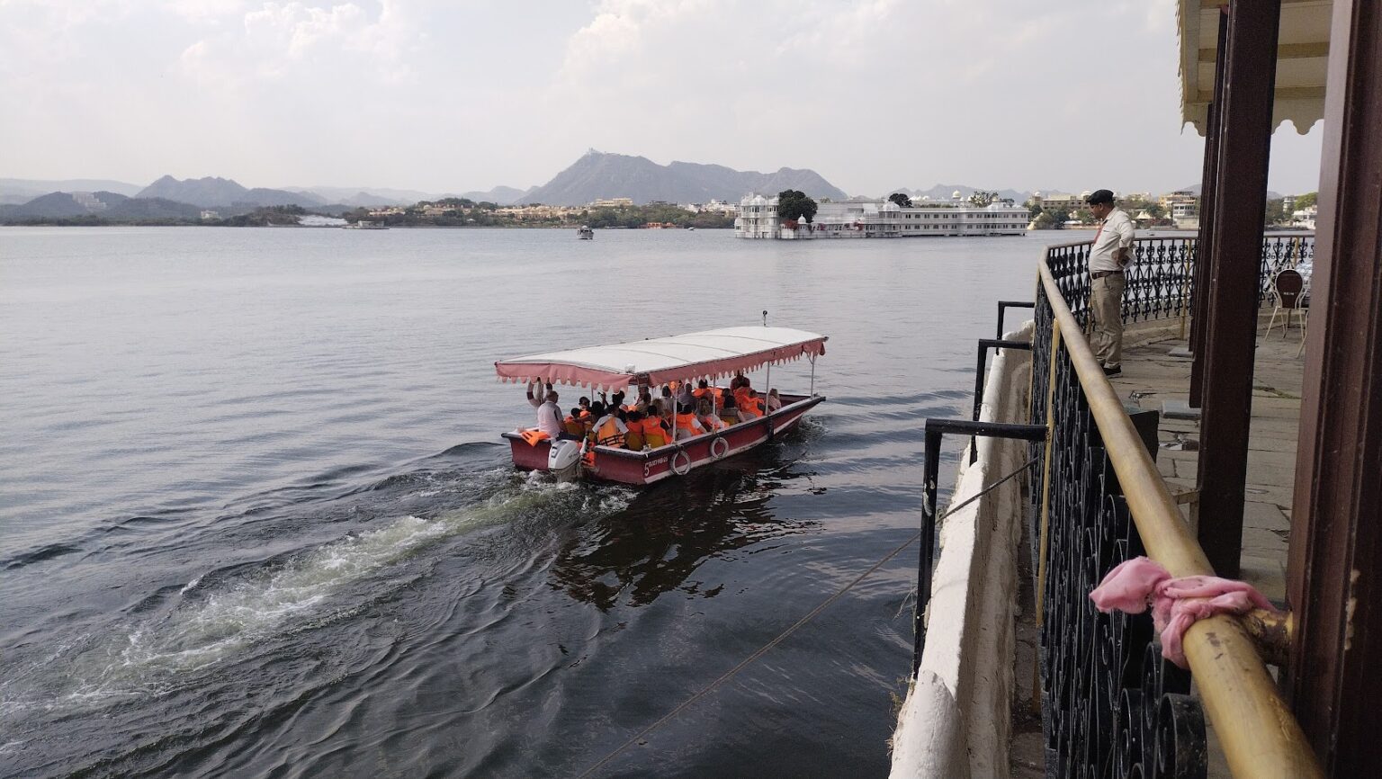 Scenic boat ride on Udaipur’s peaceful lakes – Rajasthan’s most relaxing adventure.