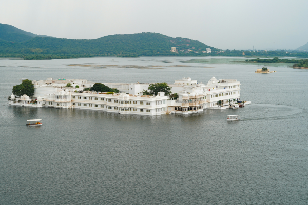 Car Hire in Udaipur for local sightseeing taxi and city tour services