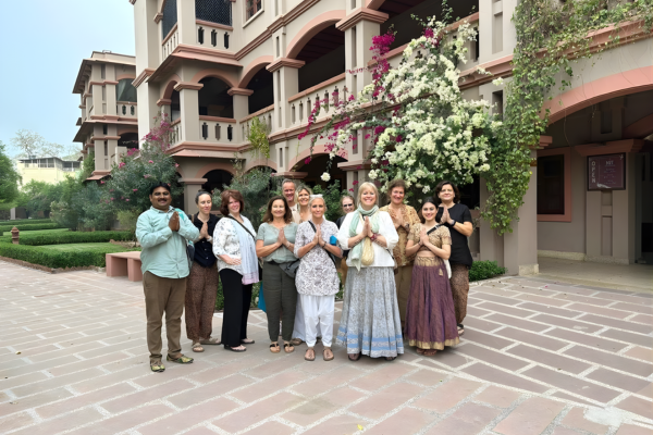 Taxi with Private Driver Taxi Rajasthan service in India for Udaipur, Jodhpur and Jaisalmer sightseeing tours