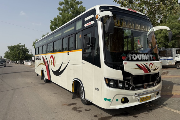 Luxury bus provided under Jodhpur Sightseeing Taxi service for large group tours