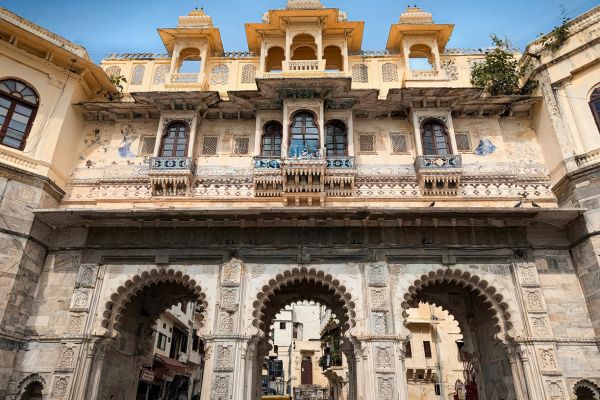 agore Ki Haveli visit included in Udaipur Sightseeing Taxi tour