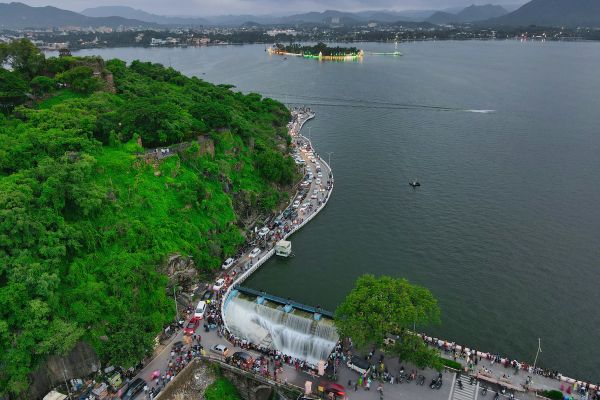 Fateh Sagar Lake sightseeing covered by Udaipur Sightseeing Taxi service