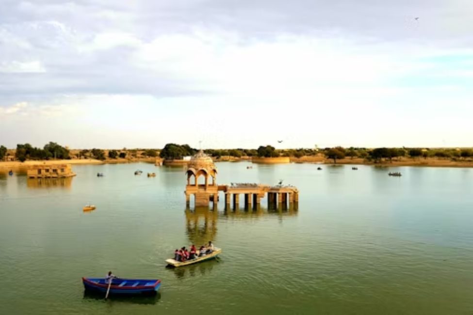 Gadisar Lake sightseeing stop during Jaisalmer Sightseeing Taxi tour