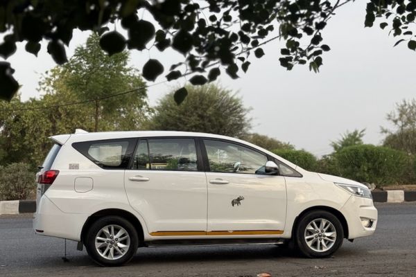 SUV vehicle option in Udaipur Sightseeing Taxi for family sightseeing tours