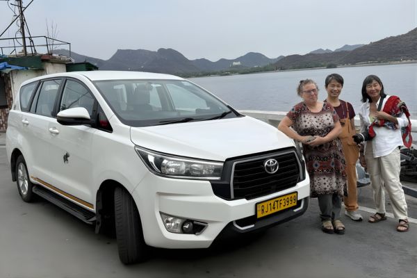 Affordable Udaipur Sightseeing Taxi service for full-day city sightseeing tour